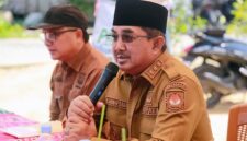 Bupati H. Anwar Sadat, menyampaikan arahan saat menyerahkan bantuan donasi guru lingkup Dinas Pendidikan untuk korban kebakaran Teluk Nilau, Senin (18/5). Melalui momentum ini, Bupati secara tegas mengajak sektor swasta dan perusahaan lokal untuk ikut berkontribusi nyata memberikan bantuan pemulihan ekonomi bagi warung dan toko warga yang terdampak musibah. (FOTO : Dok. Prokopim Tanjabbar)
