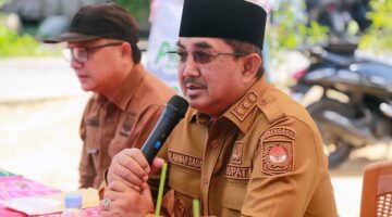 Bupati H. Anwar Sadat, menyampaikan arahan saat menyerahkan bantuan donasi guru lingkup Dinas Pendidikan untuk korban kebakaran Teluk Nilau, Senin (18/5). Melalui momentum ini, Bupati secara tegas mengajak sektor swasta dan perusahaan lokal untuk ikut berkontribusi nyata memberikan bantuan pemulihan ekonomi bagi warung dan toko warga yang terdampak musibah. (FOTO : Dok. Prokopim Tanjabbar)