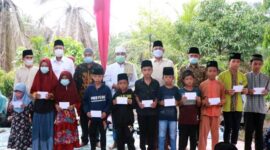 Bupati Tanjab Barat H. Anwar Sadat bersama Wabup Hairan berikan santunan kepada anak yatim di Desa Suban, Kecamatan Batang Asam. FOTO : Prokopim.