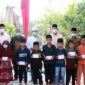 Bupati Tanjab Barat H. Anwar Sadat bersama Wabup Hairan berikan santunan kepada anak yatim di Desa Suban, Kecamatan Batang Asam. FOTO : Prokopim.