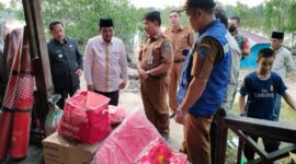 Bupati H. Anwar Sadat Saat Serahkan Bantuan kepada warga yang menjadi korban Longsor di wilayah RT. 02, Kelurahan Senyerang, Kecamatan Senyerang, Senin (20/6/22). FOTO : Hms Camat Senyerang