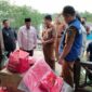 Bupati H. Anwar Sadat Saat Serahkan Bantuan kepada warga yang menjadi korban Longsor di wilayah RT. 02, Kelurahan Senyerang, Kecamatan Senyerang, Senin (20/6/22). FOTO : Hms Camat Senyerang