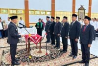 Bupati Bungo, H. Dedy Putra, S.H., M.Kn., saat membacakan naskah sumpah jabatan dalam prosesi pelantikan enam pejabat Eselon II dan III di lingkungan Pemkab Bungo yang berlangsung di Ruang Pola Kantor Bupati, Rabu (23/9/2026). (Foto: HUMAS)
