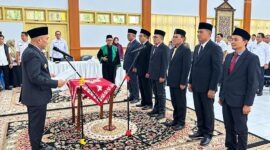  Bupati Bungo, H. Dedy Putra, S.H., M.Kn., saat membacakan naskah sumpah jabatan dalam prosesi pelantikan enam pejabat Eselon II dan III di lingkungan Pemkab Bungo yang berlangsung di Ruang Pola Kantor Bupati, Rabu (23/9/2026). (Foto: HUMAS)