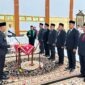  Bupati Bungo, H. Dedy Putra, S.H., M.Kn., saat membacakan naskah sumpah jabatan dalam prosesi pelantikan enam pejabat Eselon II dan III di lingkungan Pemkab Bungo yang berlangsung di Ruang Pola Kantor Bupati, Rabu (23/9/2026). (Foto: HUMAS)