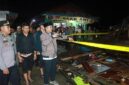 GERAK CEPAT: Bupati Tanjab Barat Anwar Sadat menyisir area kebakaran di Teluk Nilau, Kecamatan Pengabuan. Peninjauan ini dilakukan untuk memastikan ketersediaan logistik, layanan kesehatan, serta keamanan instalasi listrik di sekitar lokasi bencana, Jumat malam (01/05). (FOTO : Dok. Prokopim TJB)