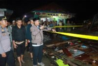 GERAK CEPAT: Bupati Tanjab Barat Anwar Sadat menyisir area kebakaran di Teluk Nilau, Kecamatan Pengabuan. Peninjauan ini dilakukan untuk memastikan ketersediaan logistik, layanan kesehatan, serta keamanan instalasi listrik di sekitar lokasi bencana, Jumat malam (01/05). (FOTO : Dok. Prokopim TJB)