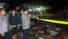GERAK CEPAT: Bupati Tanjab Barat Anwar Sadat menyisir area kebakaran di Teluk Nilau, Kecamatan Pengabuan. Peninjauan ini dilakukan untuk memastikan ketersediaan logistik, layanan kesehatan, serta keamanan instalasi listrik di sekitar lokasi bencana, Jumat malam (01/05). (FOTO : Dok. Prokopim TJB)