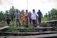 FOTO : Bupati Anwar Sadat Saat Meninjau Langsung Tanggul atau Pintu Air di Parit Gantung, Desa Tungkal I, Kecamatan Tungkal Ilir, Senin (29/03/21).
