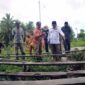 FOTO : Bupati Anwar Sadat Saat Meninjau Langsung Tanggul atau Pintu Air di Parit Gantung, Desa Tungkal I, Kecamatan Tungkal Ilir, Senin (29/03/21).