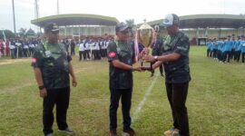 Staf Ahli Bidang Pemerintahan H Angsori menyerahkan Piala bergilir Bupati Tanjab Barat ke Kadisparpora Hermansyah, Kamis (3/8/23). FOTO : LT