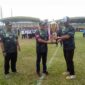 Staf Ahli Bidang Pemerintahan H Angsori menyerahkan Piala bergilir Bupati Tanjab Barat ke Kadisparpora Hermansyah, Kamis (3/8/23). FOTO : LT