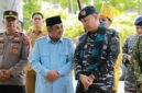 Bupati Tanjab Barat, Anwar Sadat, saat menyambut kunjungan Danlanal Palembang, Kolonel Laut (P) Arry Hendrawan di Rumah Dinas Bupati. Pertemuan ini bertujuan memperkuat sinergi keamanan maritim dan pengawasan wilayah perairan strategis di Tanjab Barat. (FOTO: Dok. Prokopim Tanjab Barat)