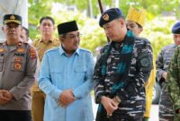 Bupati Tanjab Barat, Anwar Sadat, saat menyambut kunjungan Danlanal Palembang, Kolonel Laut (P) Arry Hendrawan di Rumah Dinas Bupati. Pertemuan ini bertujuan memperkuat sinergi keamanan maritim dan pengawasan wilayah perairan strategis di Tanjab Barat. (FOTO: Dok. Prokopim Tanjab Barat)