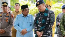 Bupati Tanjab Barat, Anwar Sadat, saat menyambut kunjungan Danlanal Palembang, Kolonel Laut (P) Arry Hendrawan di Rumah Dinas Bupati. Pertemuan ini bertujuan memperkuat sinergi keamanan maritim dan pengawasan wilayah perairan strategis di Tanjab Barat. (FOTO: Dok. Prokopim Tanjab Barat)
