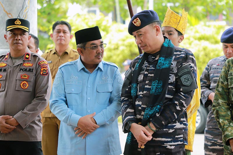 Bupati Tanjab Barat, Anwar Sadat, saat menyambut kunjungan Danlanal Palembang, Kolonel Laut (P) Arry Hendrawan di Rumah Dinas Bupati. Pertemuan ini bertujuan memperkuat sinergi keamanan maritim dan pengawasan wilayah perairan strategis di Tanjab Barat. (FOTO: Dok. Prokopim Tanjab Barat)