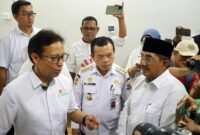 Bupati Tanjung Jabung Barat, Drs. H. Anwar Sadat, M.Ag. (kanan), saat mendampingi Menteri Kesehatan RI, Budi Gunadi Sadikin (kiri), dan Gubernur Jambi, Al Haris (tengah), dalam kunjungan kerja di RSUD KH Daud Arif Kuala Tungkal. Bupati berharap kunjungan ini mempercepat penguatan infrastruktur dan peralatan medis di daerah. (FOTO: Dok. Prokopim TJB)