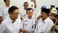 Bupati Tanjung Jabung Barat, Drs. H. Anwar Sadat, M.Ag. (kanan), saat mendampingi Menteri Kesehatan RI, Budi Gunadi Sadikin (kiri), dan Gubernur Jambi, Al Haris (tengah), dalam kunjungan kerja di RSUD KH Daud Arif Kuala Tungkal. Bupati berharap kunjungan ini mempercepat penguatan infrastruktur dan peralatan medis di daerah. (FOTO: Dok. Prokopim TJB)