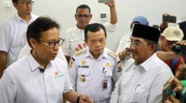 Bupati Tanjung Jabung Barat, Drs. H. Anwar Sadat, M.Ag. (kanan), saat mendampingi Menteri Kesehatan RI, Budi Gunadi Sadikin (kiri), dan Gubernur Jambi, Al Haris (tengah), dalam kunjungan kerja di RSUD KH Daud Arif Kuala Tungkal. Bupati berharap kunjungan ini mempercepat penguatan infrastruktur dan peralatan medis di daerah. (FOTO: Dok. Prokopim TJB)