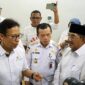 Bupati Tanjung Jabung Barat, Drs. H. Anwar Sadat, M.Ag. (kanan), saat mendampingi Menteri Kesehatan RI, Budi Gunadi Sadikin (kiri), dan Gubernur Jambi, Al Haris (tengah), dalam kunjungan kerja di RSUD KH Daud Arif Kuala Tungkal. Bupati berharap kunjungan ini mempercepat penguatan infrastruktur dan peralatan medis di daerah. (FOTO: Dok. Prokopim TJB)