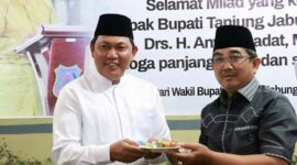 Bupati Tanjung Jabung Barat KH. Drs. Anwar Sadat (Kanan) mendapat kejutan dari Wakil Bupati Tanjab Barat Hairan SH, bersama keluarganya di rumah dinas Wabup, Jum’at malam (21/1/22). FOTO : Dok.PIM