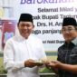 Bupati Tanjung Jabung Barat KH. Drs. Anwar Sadat (Kanan) mendapat kejutan dari Wakil Bupati Tanjab Barat Hairan SH, bersama keluarganya di rumah dinas Wabup, Jum’at malam (21/1/22). FOTO : Dok.PIM