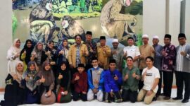 Bupati Tanjab Barat H. Anwar Sadat Mengunjungi Kafilah asal Tanjab Barat di Cordia Hotel Syamsudin Noor, Banjar Baru Kalsel, Minggu (16/10/22). FOTO : Kesra