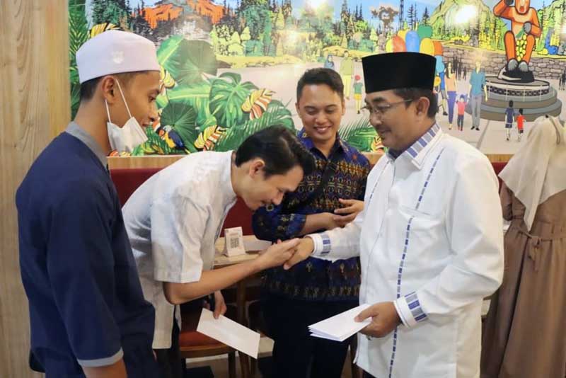 Bupati Tanjab Barat H. Anwar Sadat Mengunjungi Kafilah asal Tanjab Barat di Cordia Hotel Syamsudin Noor, Banjar Baru Kalsel, Minggu (16/10/22). FOTO : Kesra