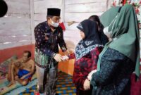 FOTO : Bupati Kabupaten Tanjung Jabung Barat, H. Anwar Sadat, menyambangi salah satu keluarga Disabilitas, bapak Anwar dan ibu Hhalijah di Desa Teluk Pengkah, Kecamatan Tungkal Ulu, Kamis (11/03/21).