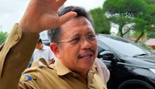 Bupati Lombok Barat, Lalu Ahmad Zaini, mengenakan seragam dinas (FOTO: Dok. Istimewa/katada.id). Ia diamankan KPK bersama 18 orang lainnya dalam Operasi Tangkap Tangan (OTT) terkait dugaan suap proyek infrastruktur, Senin (20/7/2026).