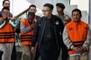 KPK resmi menahan Bupati Lombok Barat Lalu Ahmad Zaini beserta dua tersangka lainnya, yakni Direktur Utama PT Air Minum Giri Menang Sudirman dan Direktur Utama PT Meconel Sistim Instrument Alvonsus Gani, terkait dugaan korupsi pengerjaan proyek senilai belasan miliar rupiah, Selasa (21/7/2026).  (FOTO : Dok. Komisi Pemberantasan Korupsi)