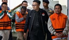 KPK resmi menahan Bupati Lombok Barat Lalu Ahmad Zaini beserta dua tersangka lainnya, yakni Direktur Utama PT Air Minum Giri Menang Sudirman dan Direktur Utama PT Meconel Sistim Instrument Alvonsus Gani, terkait dugaan korupsi pengerjaan proyek senilai belasan miliar rupiah, Selasa (21/7/2026). (FOTO : Dok. Komisi Pemberantasan Korupsi)