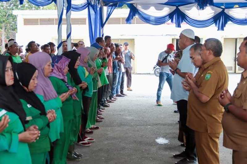 Bupati Mandailing Natal (Madina) H. M Ja'far Sukhairi Nasution BErtemu dengan 70 Petugas Kebersihan (Pasukan Hijau) di Desa Parabangunan, Kecamatan Panyabungan, Selasa (2/1/2024). FOTO : Magrifatulloh