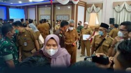 Bupati Muaro Jambi Hj Masnah Diwawancari Wartawan Usai Rapat Kordinasi Percepatan Pencapaian Vaksinasi Covid-19 di Muaro Jambi, Selasa (11/1/22). FOTO : Noval