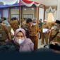 Bupati Muaro Jambi Hj Masnah Diwawancari Wartawan Usai Rapat Kordinasi Percepatan Pencapaian Vaksinasi Covid-19 di Muaro Jambi, Selasa (11/1/22). FOTO : Noval