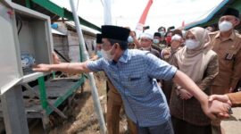 Bupati Tanjab Barat, H. Anwar Sadat Saat Menyalakan KWH Penerangan Jalan Tanda Diresmikan Penggunaan Perdana Aliran Listrik 19 Desa 3 Kecamatan di Kecamatan Seberang Kota. FOTO : Prokopim Tjb