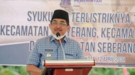 Bupati Tanjab Barat, H. Anwar Sadat saat resmikan Penggunaan atau Penyalaan Perdana Aliran Listrik PLN dalam Acara Syukuran Terlistriknya 19 Desa 3 Kecamatan