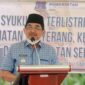 Bupati Tanjab Barat, H. Anwar Sadat saat resmikan Penggunaan atau Penyalaan Perdana Aliran Listrik PLN dalam Acara Syukuran Terlistriknya 19 Desa 3 Kecamatan