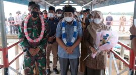 FOTO : Danrem 042/Gapu Brigjen TNI M. Zulkifli bersama Bupati Tanjab Barat H. Anwar Sadat hadiri Syukuran Penyalaan Aliran Listrik 19 Desa 3 Kecamatan di Kecamatan Seberang Kota, Kab. Tanjab Barat, Senin (12/04/21)