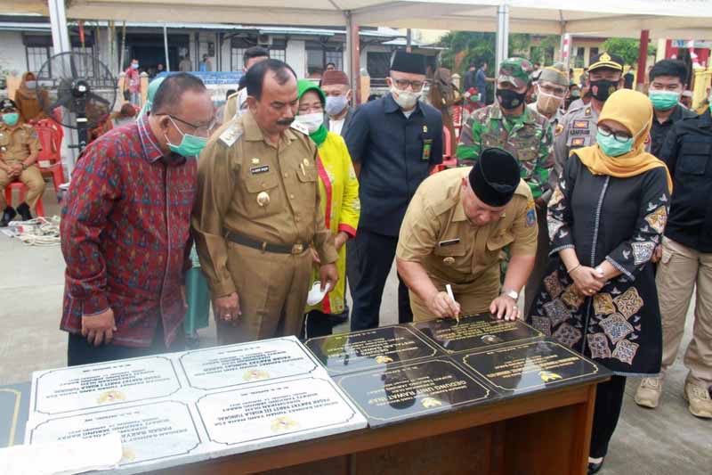 FOTO : Bupati Tanjab Barat H. Safrial didampingi Wabup H. Amir Sakib Menandatangani Prasasti Peresmian Pembangunan Sarana Fisik Periode 2016-2020, Senin (11/1/21)