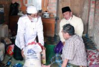 FOTO : Bupati H. Anwar Sadat dan Wakil Bupati Hairan mengunjungi dan menyambangi warga ekonomi lemah, yakni ibu Warji dan pak Sahran di Dusun Mudo, Jumat (26/03/21).