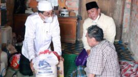 FOTO : Bupati H. Anwar Sadat dan Wakil Bupati Hairan mengunjungi dan menyambangi warga ekonomi lemah, yakni ibu Warji dan pak Sahran di Dusun Mudo, Jumat (26/03/21).