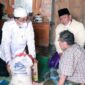 FOTO : Bupati H. Anwar Sadat dan Wakil Bupati Hairan mengunjungi dan menyambangi warga ekonomi lemah, yakni ibu Warji dan pak Sahran di Dusun Mudo, Jumat (26/03/21).