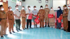 Bupati Tanjab Barat Serahkan Bantuan Korban Banjir di Betara