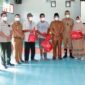 Bupati Tanjab Barat Serahkan Bantuan Korban Banjir di Betara