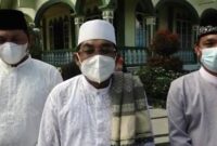 FOTO : Bupati Tanjab Barat H. Anwar Sadat Saat dan Wabup Hairan Diwawancarai Wartawan Usai Shalat Idul Fitri 1 Syawal 1442 H di Ponoes Al-Baqiatush Shalihat, Jumat (13/05/21).
