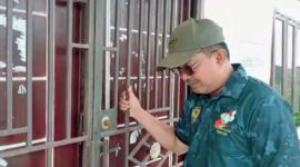 Bupati Tanjung Jabung Barat H Anwar Sadat saat mendapati Kantor Kelurahan Patunas tutup dan dikunci. FOTO : Ist