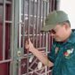 Bupati Tanjung Jabung Barat H Anwar Sadat saat mendapati Kantor Kelurahan Patunas tutup dan dikunci. FOTO : Ist
