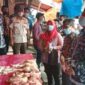 FOTO : Bupati dan wakil Bupati Tanjab Barat H. Anwar Sadat- Hairan melakukan sidak ke pasar tradisional Kuala Tungkal, Kamis (08/04/21).