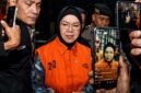Bupati Sukoharjo, Etik Suryani dikawal ketat oleh petugas saat keluar dari Gedung Merah Putih KPK, Jakarta, usai menjalani pemeriksaan intensif, Sabtu (11/7/2026). KPK resmi menahan Etik Suryani terkait dugaan kasus pemerasan pemotongan insentif upah pungut pajak daerah di lingkungan Pemkab Sukoharjo dengan total barang bukti sitaan mencapai Rp21,2 miliar. (Foto: Dok. detik.com)